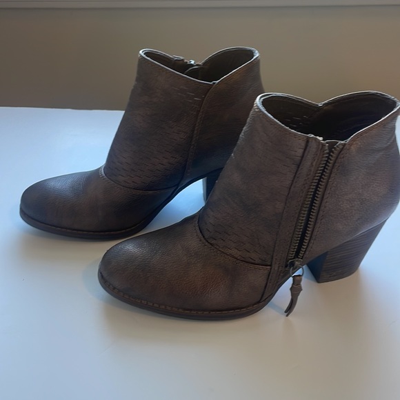 Baretraps size 8 bootie 3” heels metallic brown zips on side. Like new. - Picture 2 of 8